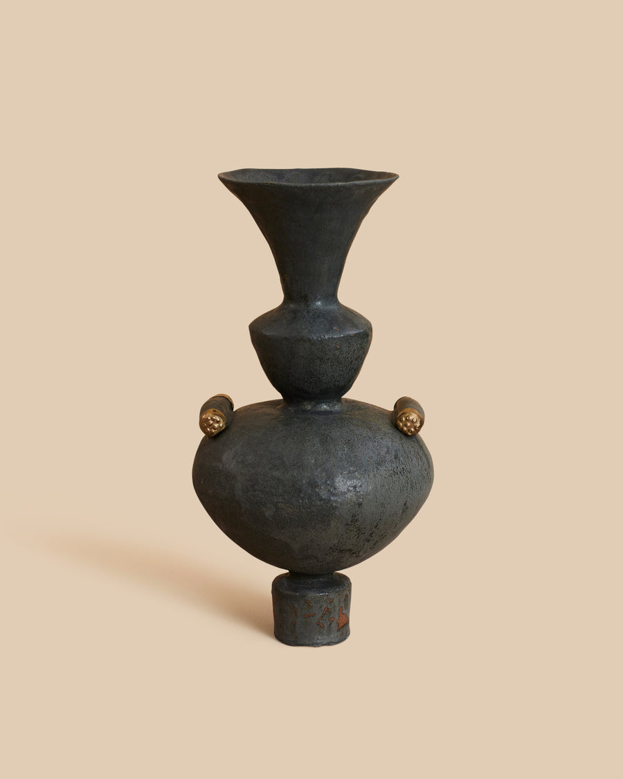 Canoa Lab Áptera N.1 sculpture in graphite and brass