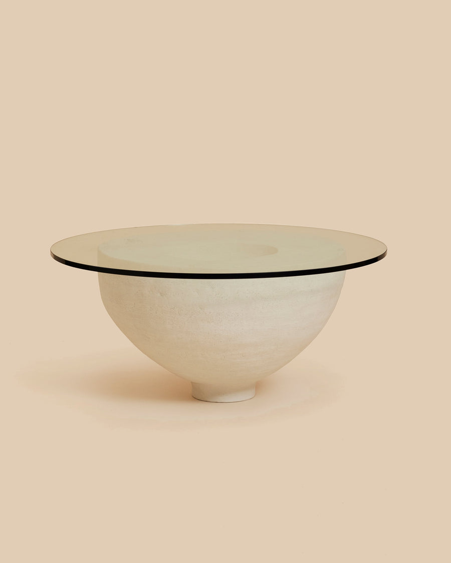 Oráculo II by Re Jin Lee, a round glass top resting on a deep cream hand-built ceramic bowl base