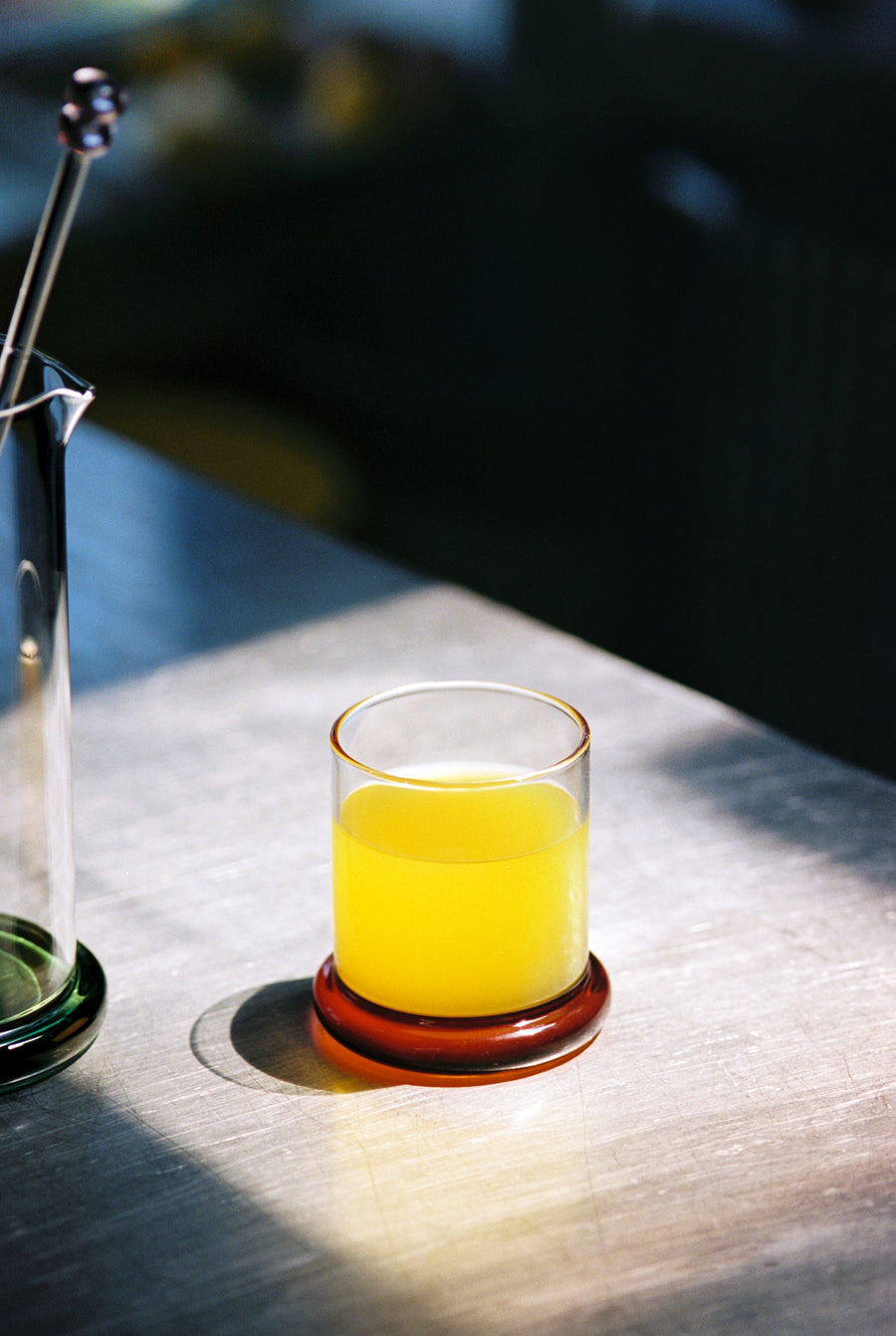 Sophie Lou Jacobsen Fritter Tumbler Set in Amber, two borosilicate glass tumblers with matching amber-colored bases, perfect for cocktails, aperitifs, or juice.